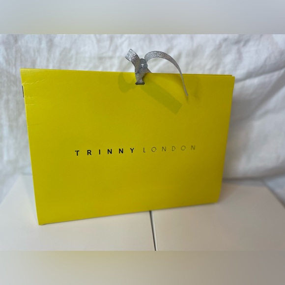 Trinny London brush, bag, towel gift set - Picture 9 of 12